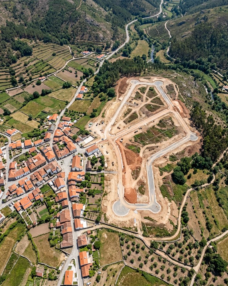 Vista aérea de um terreno junto a uma vila